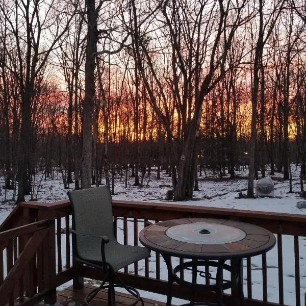 Serenity and Fun all in one in this Cozy Pocono Cabin, hotel em Jim Thorpe