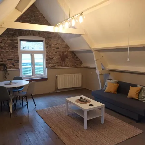 attic apartment in the center, hotel u gradu 'Gouda'