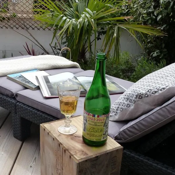 Grand appartement 3 pièces, terrasse au sud et mer à 80m, hotel in Cabourg