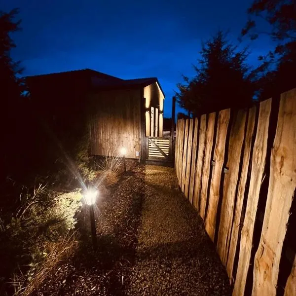 Sionnach Cabin - Private outdoor hot tub - Pet friendly, hotel v destinaci Kinlough