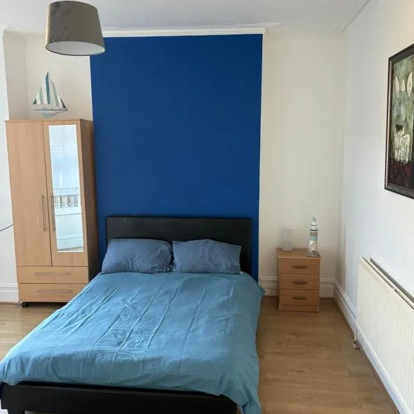 Pure Edge beach guest house with Sea view, hotel v destinaci Herne Bay