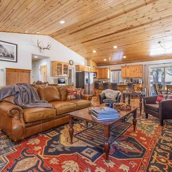 TimberWood Cabin- 3 Bdr - 2 Bth - Big Game room - Prime Location in Big Bear Lake, hotel a Big Bear Lake
