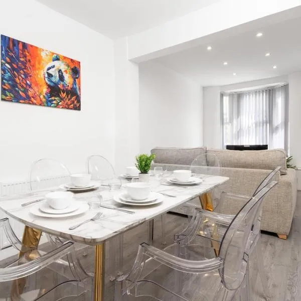 Beautiful House - Free Parking - 5 mins to centre, hotel in Liverpool
