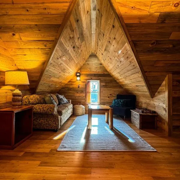 THE LOFT 3 level urban cabin with a HUGE patio!, ξενοδοχείο σε Willmar