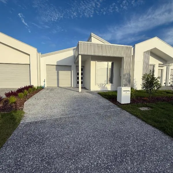 Coastal Luxe Escape - Brand New Home by the Bay!, מלון בDeception Bay