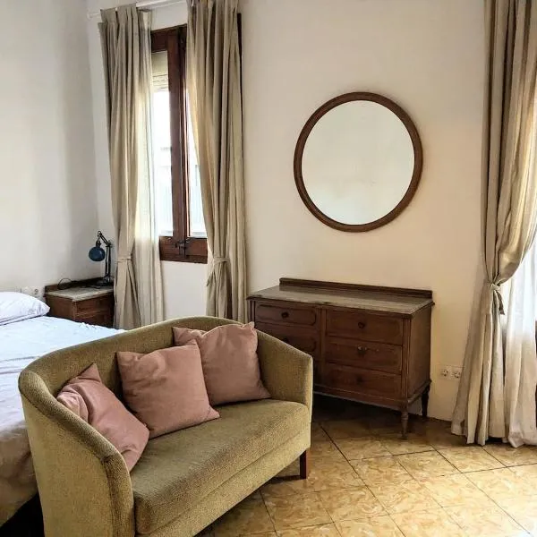 Centric apartment 100m from the beach, hotel em Mataró