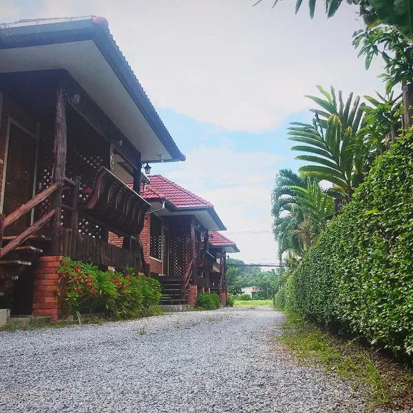บ้านต้นรักษ์ BanTonRuk Takuapa, hotel v destinaci Takua Pa
