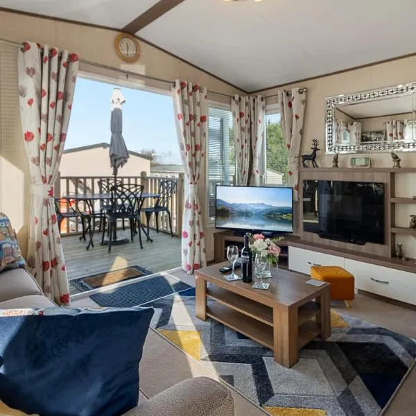 Retreat at the Lake - Fishing Lakes, Heated Outdoor Swimming Pool 500yrds on Sister Park, hotel v destinaci Exeter