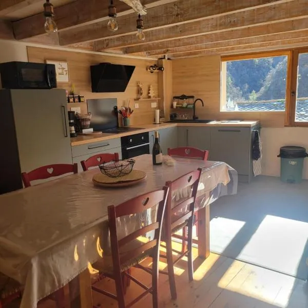 Paisible maison dans les Pyrénées, hotel v destinaci Fontpédrouse