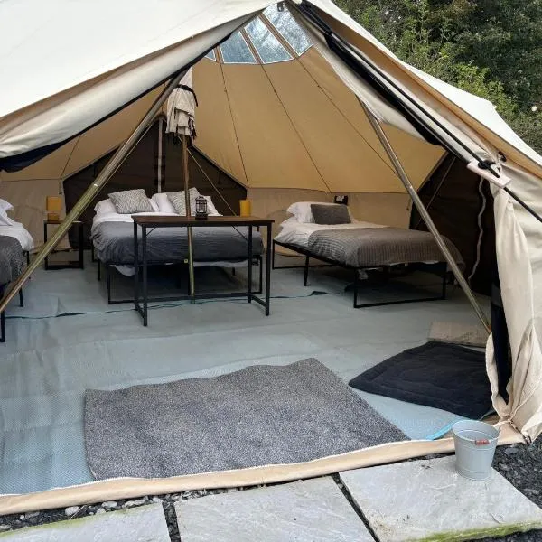Cozy Hot Tent with Log Burner & Hot Tub Right Tent, hotel v destinaci Llanfairpwllgwyngyll
