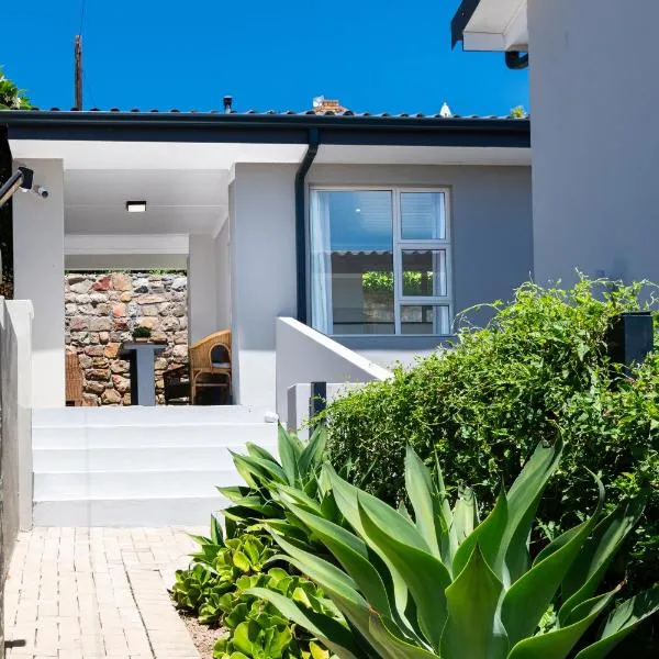 Stylish OceanBreeze 50 Central Mossel Bay, hotel in Mossel Bay