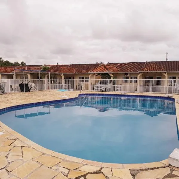 Casa em condomínio, com piscina, parquinho infantil, internet 500mb, ideal para família, garagem para 2 carros, com 2 quartos sendo 1 suíte, com Smart TV, 400m da PRAIA, hotel v destinaci Matinhos