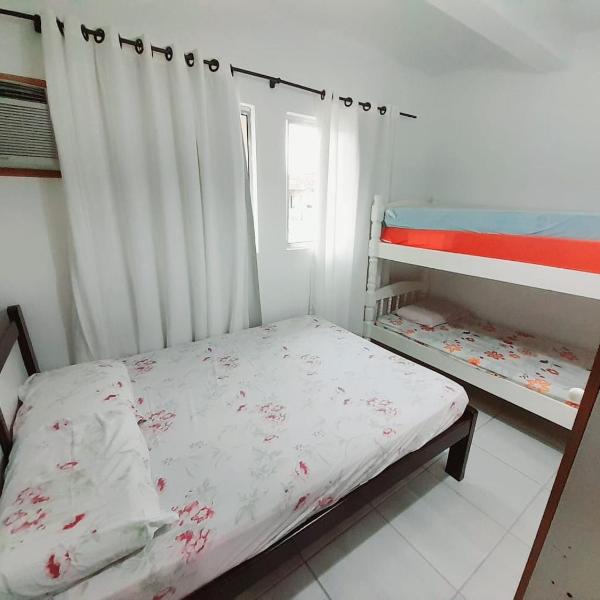 Casa em condomínio, com piscina, parquinho infantil, internet 500mb, ideal para família, garagem para 2 carros, com 2 quartos sendo 1 suíte, com Smart TV, 400m da PRAIA - Foto 2
