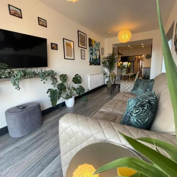 2 Bed Town Centre Apt in Porthcawl, parking, Wifi ,Sky & Netflix, hotel in Porthcawl