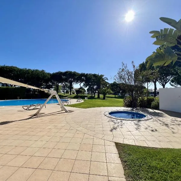 Vilamoura Sunny Garden With Pool by Homing, hotel in Vilamoura