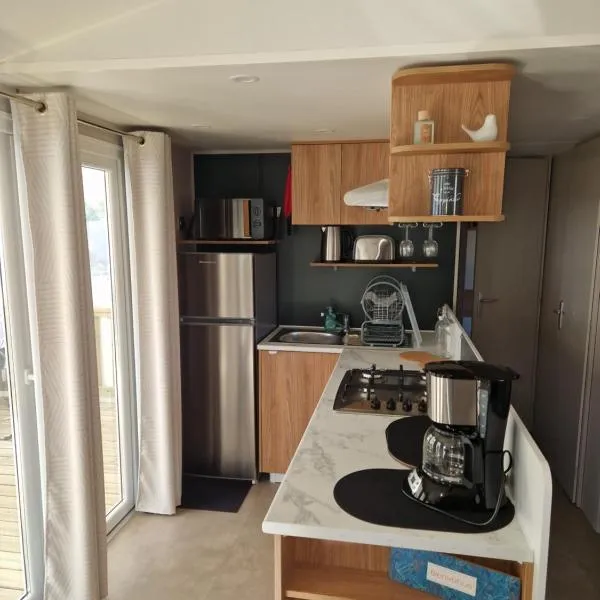mobil home luminosa 6pers tout équipé 3ch, hotel in Saint-Jean-de-Monts