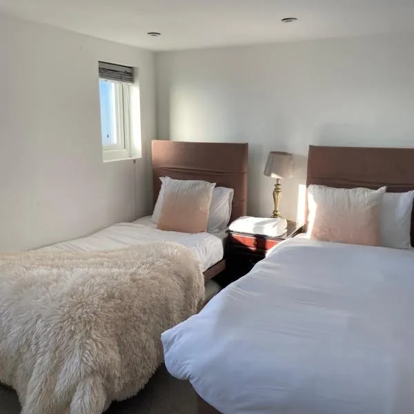 Studio twin budget flat, hotel in Stone Grove