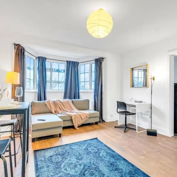 Executive 1bed flat - 10 Min to Tube - Workspace - Driveway Parking - New Memory Foam Sofabed, hotel v destinácii Colindale