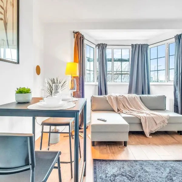 Bright 1-Bed Flat en suite Bathroom and Kitchenette, Free Parking, near Tube, hotell i Colindale