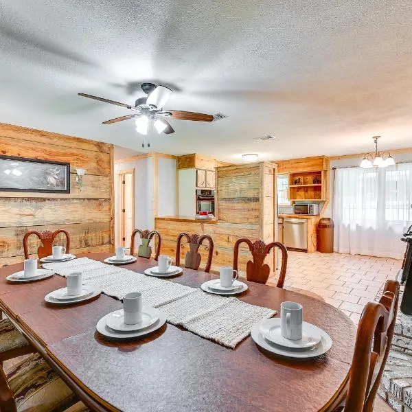 Quiet Abode w/ Gas Grill ~ 5 Miles to Broken Bow!, hotel sa Broken Bow