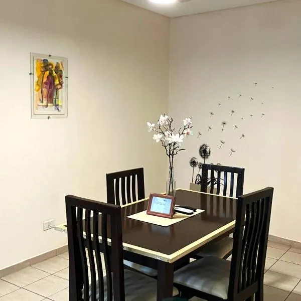 Ideal Place con cochera techada, hotel in Godoy Cruz