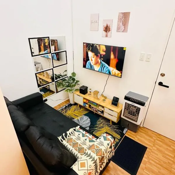 2 Bedroom and Bathroom Staycation Condo in Mandaluyong City near BONI MRT with WIFI and KARAOKE and POOL, hotel di Manila