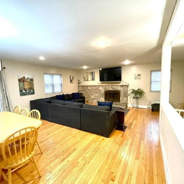 Large Private Ranch - Master Bedroom Suite with King Bed and private Bathroom - Fenced Yard - Pets & Kids Welcome - Pool Table, hotel in Columbus