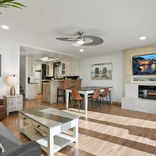 Beachfront Getaway with Ocean Views and Private Patio, hotel din Newport Beach