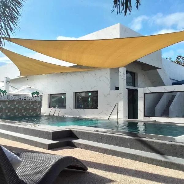 Cave Beach Resort Boutique Luxury Accomodation, hotel v destinaci Dingalan