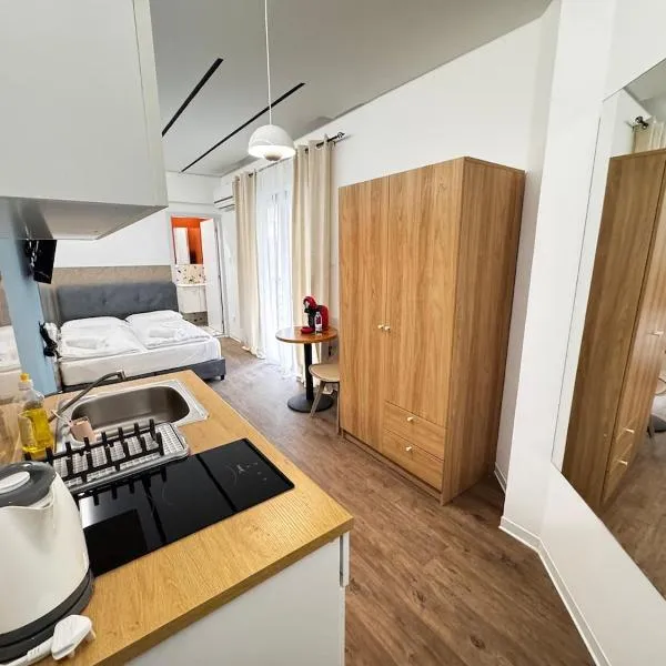 Modern Studio 8 Balcony Kitchenette Bathroom, hotel v destinaci Limassol
