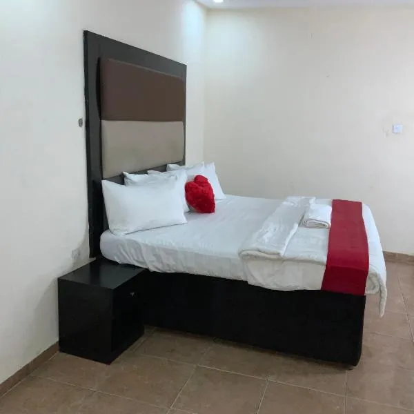 Senators Suites and Towers Hotel, hotel v destinaci Omole