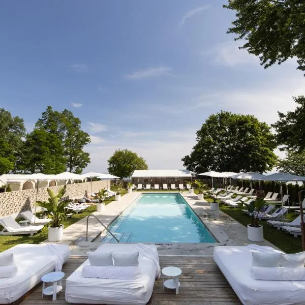 The Lakeside Prince Edward County, hotel in Wellington