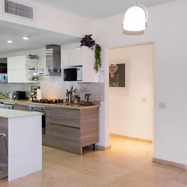 Modern Ground Level, 4 BR condo, hotel en Palm-Eagle Beach