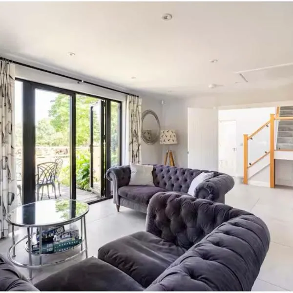 Modern 2 bed home in idyllic location sleeps 6 Superfast WiFi with onsite Gym, hotel v destinácii Stagsden
