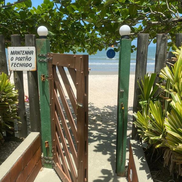 Casa pé na areia em condomínio