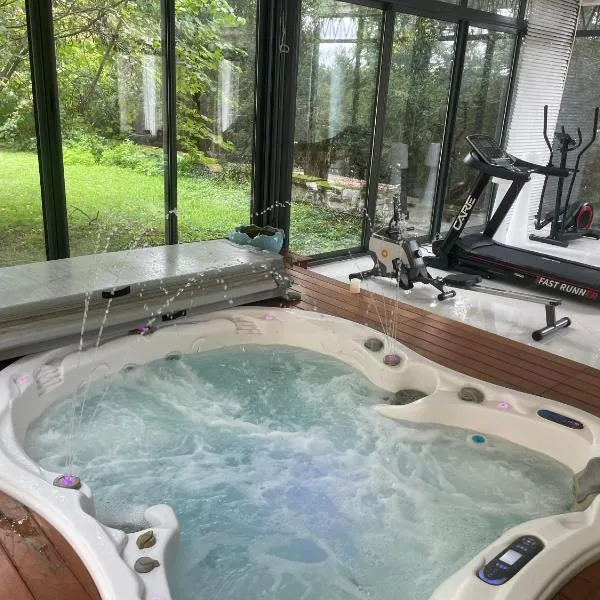 Domaine Spa Perret-Au Calme-Château ArtDéco MasterSuite B&B et-ou Gîte de Charme-À3Mn Giverny-Jardins Monet-Le Vexin-Piscine Été-Parc 3Ha-Aire Enfants-PingPong-Options Dîner-Billard-Massage-Yoga-Coaching-Fitness-Sauna-Hammam-Promo 2Nuits 1HJacuzzi Offerte, hotel in Sainte-Geneviève-lès-Gasny