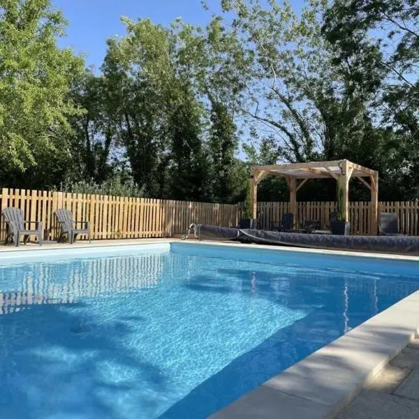 ZEcamping 4 étoiles familial avec pataugeoire et jacuzzi, hotel in Coulon