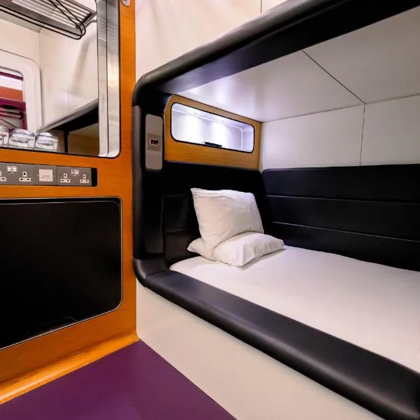 YOTELAIR London Gatwick Airport, hotel in Horley