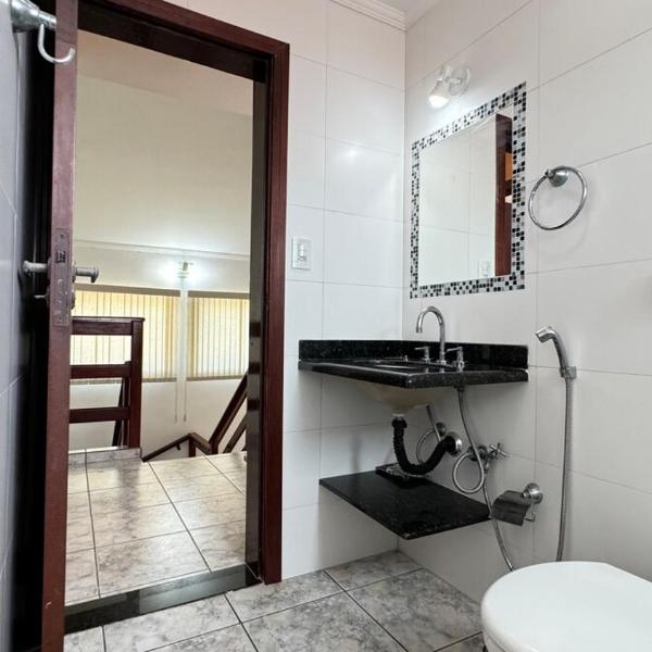 Casa a 300 metros Praia, 5 quartos, com área Gourmet , Mirante, Piscina, churrasqueira e ar condionado em 2 quartos - Foto 3