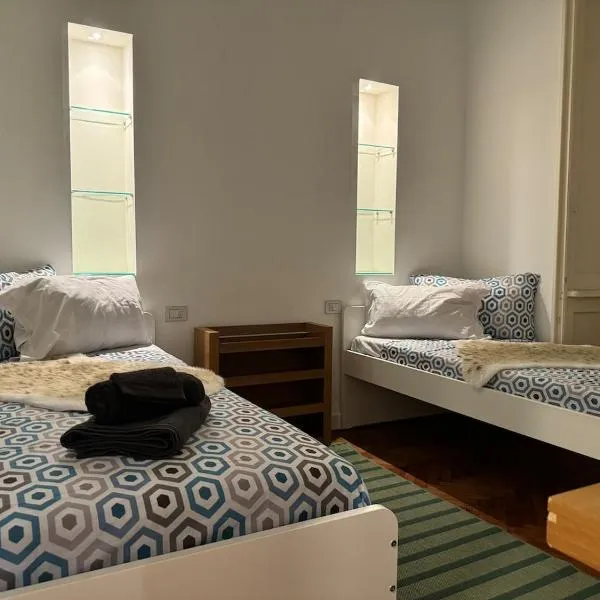 Spacious three room apartment in Corso Vercelli, in the center, hotel in Milan