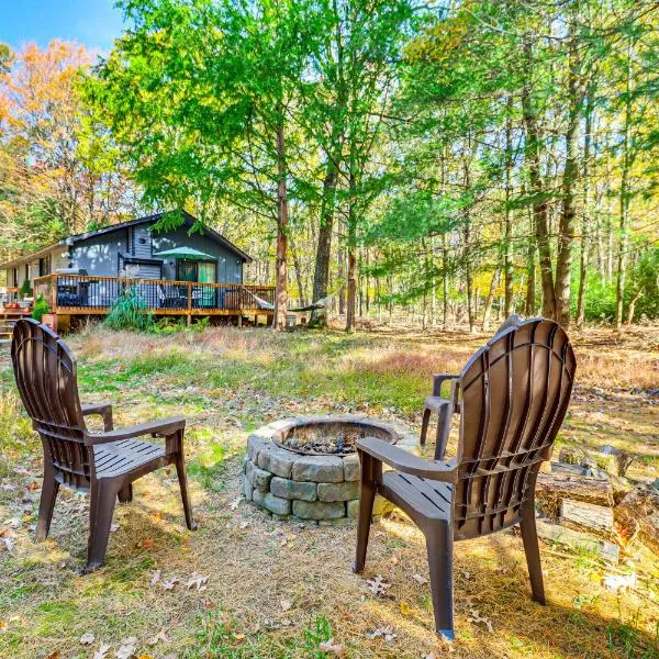 half Mi to Bear Creek Lake Gem with Fire Pit!, hotel v destinaci Jim Thorpe