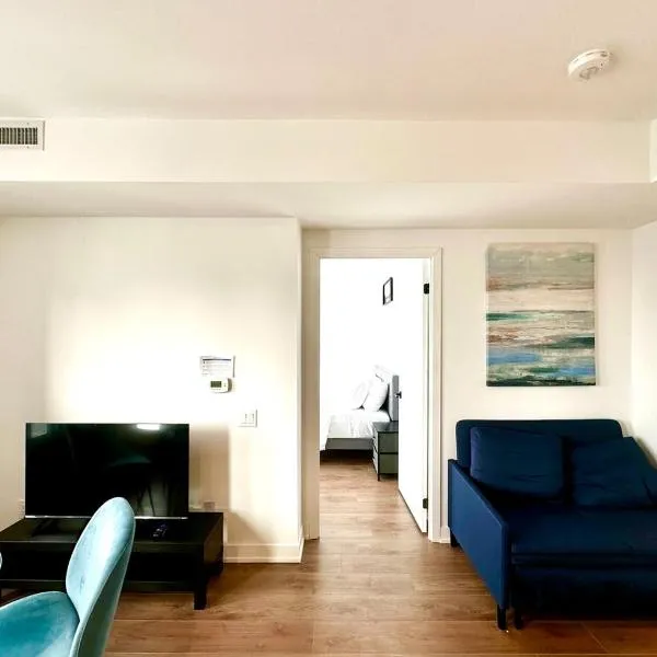 Super Skyline View Condo in the Heart of Toronto, хотел в Торонто