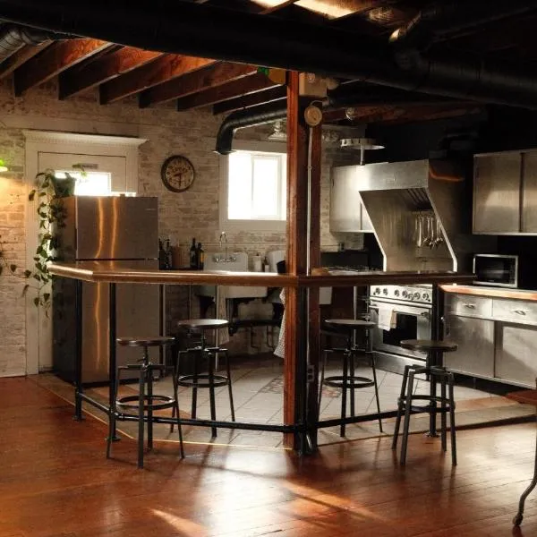 Unique 2-BDR Historic Warehouse Loft with Terrace ! ! !, hotel v destinaci Windsor