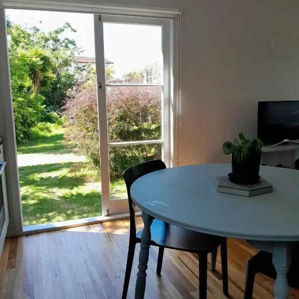 My little place in Raglan by the beach!, hotel v destinaci Raglan