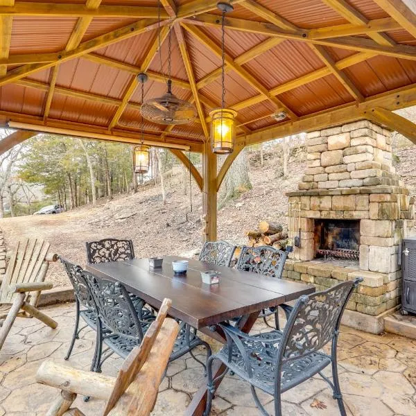 Private Boat Dock: Lakefront Cabin in Camdenton, hotelli kohteessa Camdenton