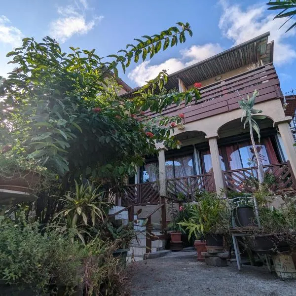 Le Zalifat, jardin tranquille - proche aéroport, hotel in Pamandzi