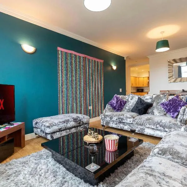 Town Centre Spacious Apartment with Private Parking, хотел в Мидълзбро