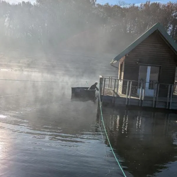 Les chalets flottants de Capucine, hotel a Saint-Gérons