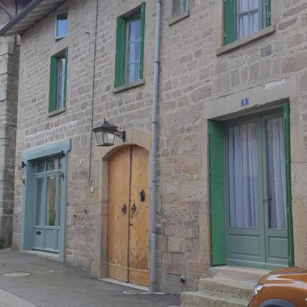 Ancient House in Village Centre, hotel v destinaci Peyrat-le-Château