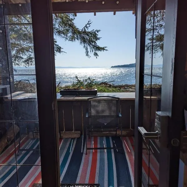 Cozy Beachfront Cabin at Woodside Farm, hotel v destinaci Sooke